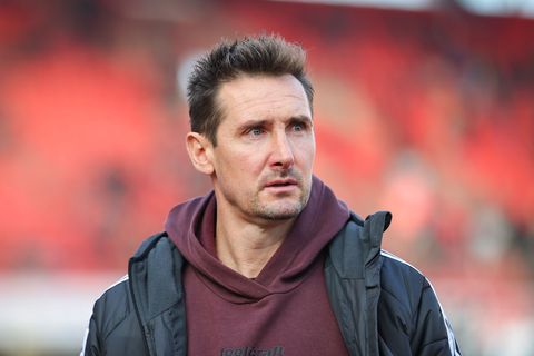 Freut sich auf Kaiserslautern: FCN-Trainer Klose. (Archivbild) Foto: Daniel Karmann/dpa