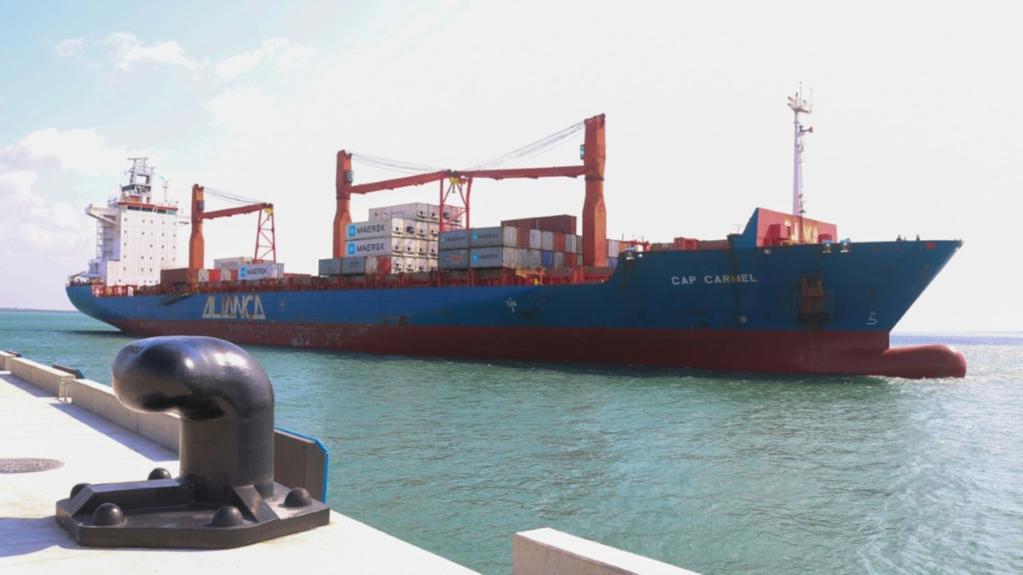 Containerschiff im Mai 2021 am Hafen von Lamu