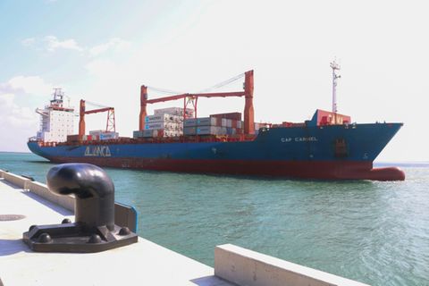 Containerschiff im Mai 2021 am Hafen von Lamu