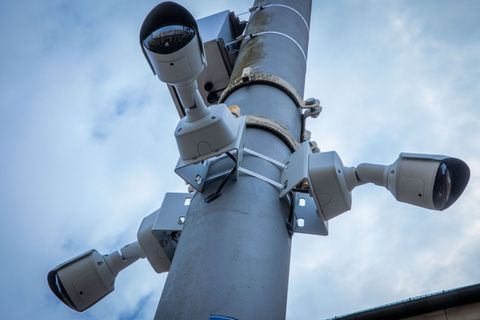 Von neuartigen Videokameras mit KI-Technik versprechen sich Fachleute mehr Sicherheit, es gibt aber auch Kritik am Einsatz solch