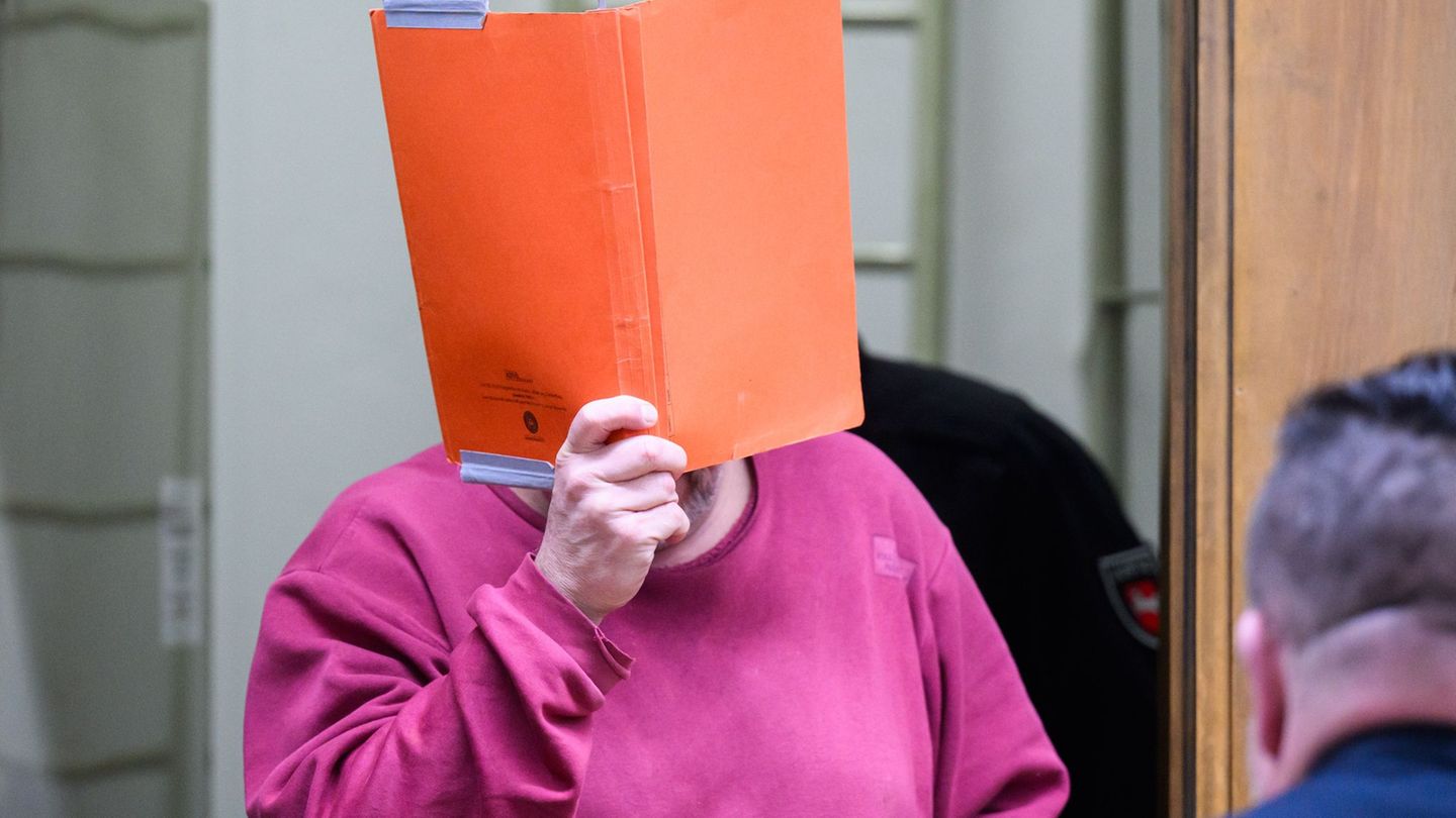 Dieser Mann hat nach Ansicht des Gerichts im Juli 2025 in Bad Münder seine Nachbarin für einige Hundert Euro getötet. (Archivbil