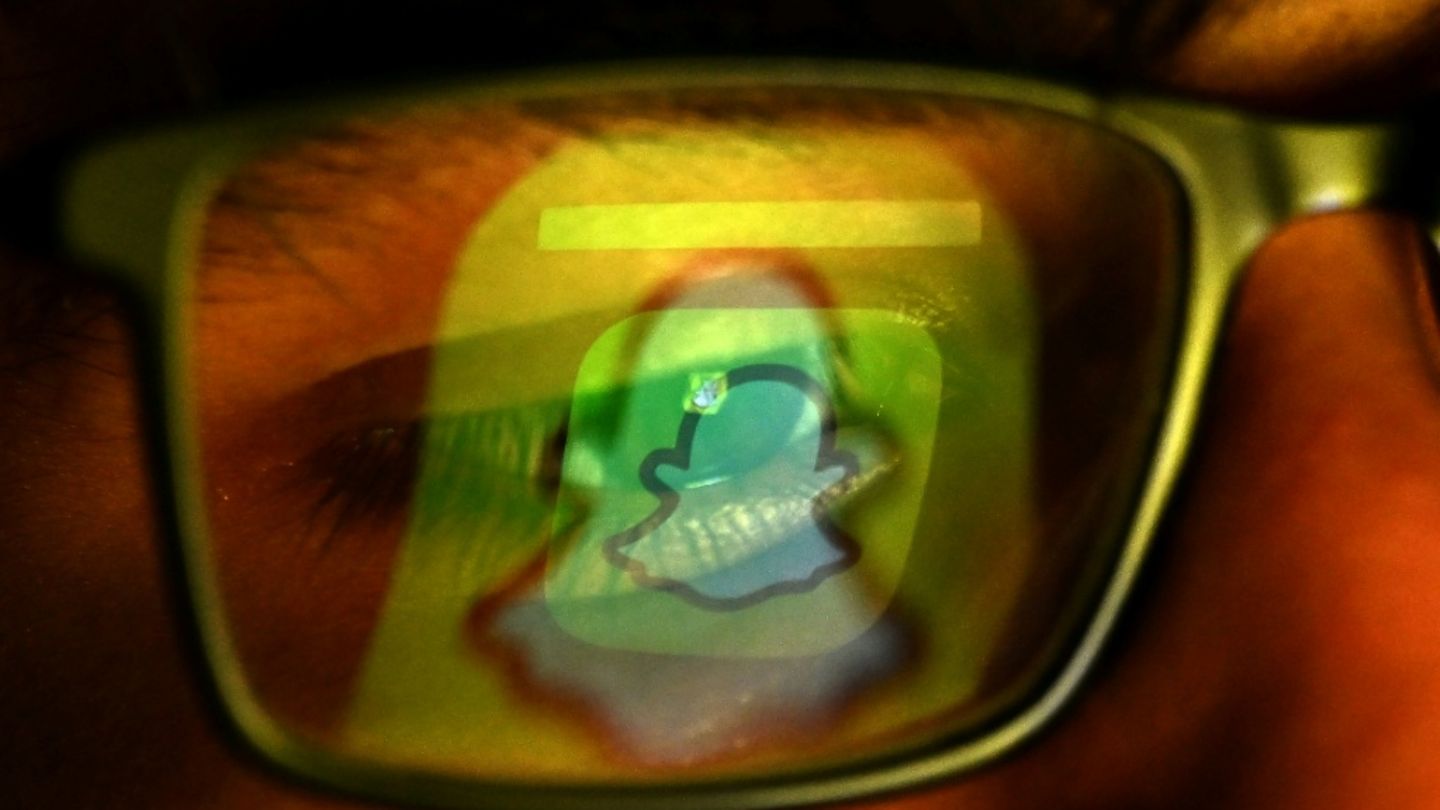 Jugendlicher nutzt Snapchat