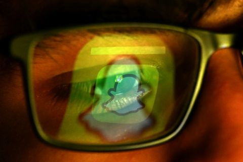 Jugendlicher nutzt Snapchat