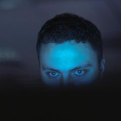 Ein Hacker schaut auf einen Monitor. Hat er es auf das iPhone abgesehen?