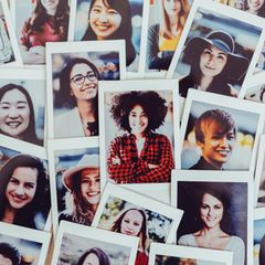 Symbolbild Dating-Apps: Fotos mit Portraits  von vielen verschiedenen Frauen unterschiedlicher Nationalitäten