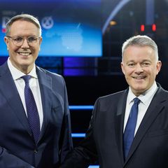 Alexander Schweitzer und Gordon Schnieder reichen sich vor der Landtagswahl in Rheinland-Pfalz die Hand