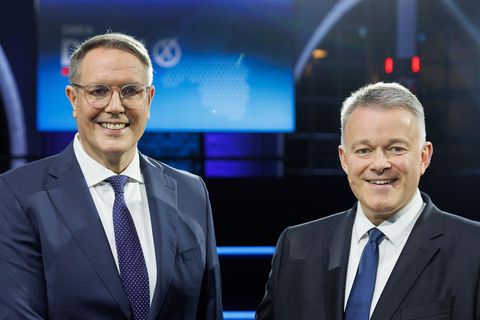 Alexander Schweitzer und Gordon Schnieder reichen sich vor der Landtagswahl in Rheinland-Pfalz die Hand