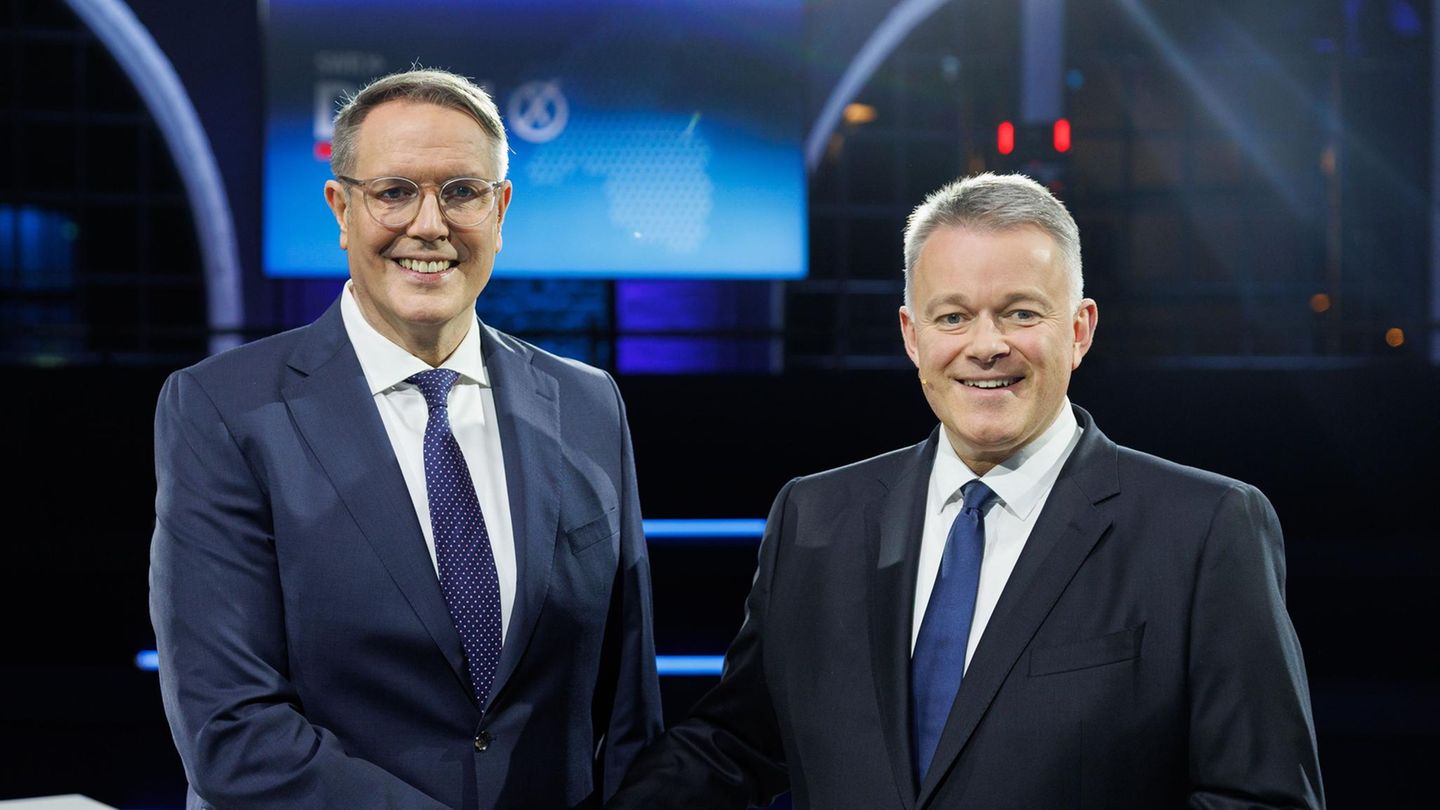 Alexander Schweitzer und Gordon Schnieder reichen sich vor der Landtagswahl in Rheinland-Pfalz die Hand