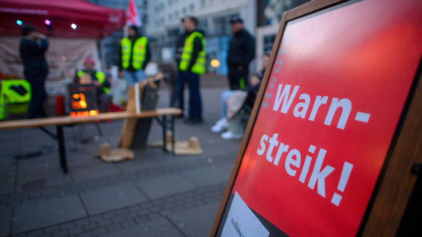 Stillstand im Nahverkehr: Busse und Bahnen fahren vielerorts nicht. Foto: Klaus-Dietmar Gabbert/dpa