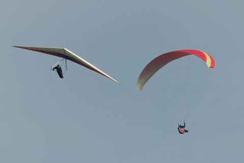 Gleitschirm- und Drachenflieger kreisen am Himmel. Im Sauerland wollte ein Verein für diesen Sport den Bau von Windrädern verhin