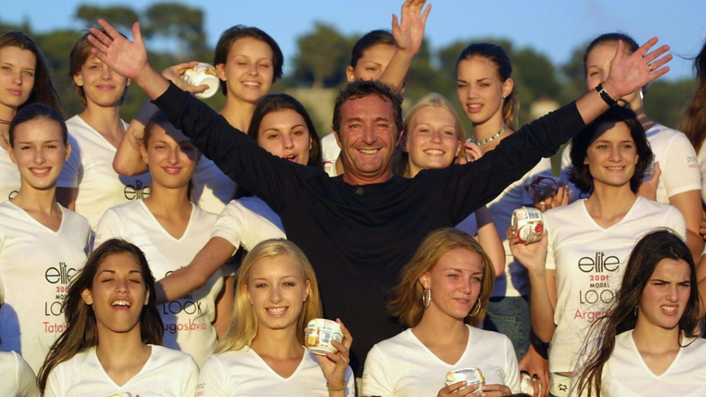 Marie 2001 mit Teilnehmerinnen eines Model-Wettbewerbs