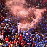 Kathmandu, Nepal. Gläubige Hindus feiern in Kathmandu das Wagenfest. Dabei bahnen sich drei Wagen zu Ehren der Göttinnen Kankeshwori, Wanchu Bhadrakali und Lumadi Bhadrakali einen Weg durch die Menschenmassen. Traditionell tagen die Feiernden zu diesem Anlass Rot, Blau und Gelb.