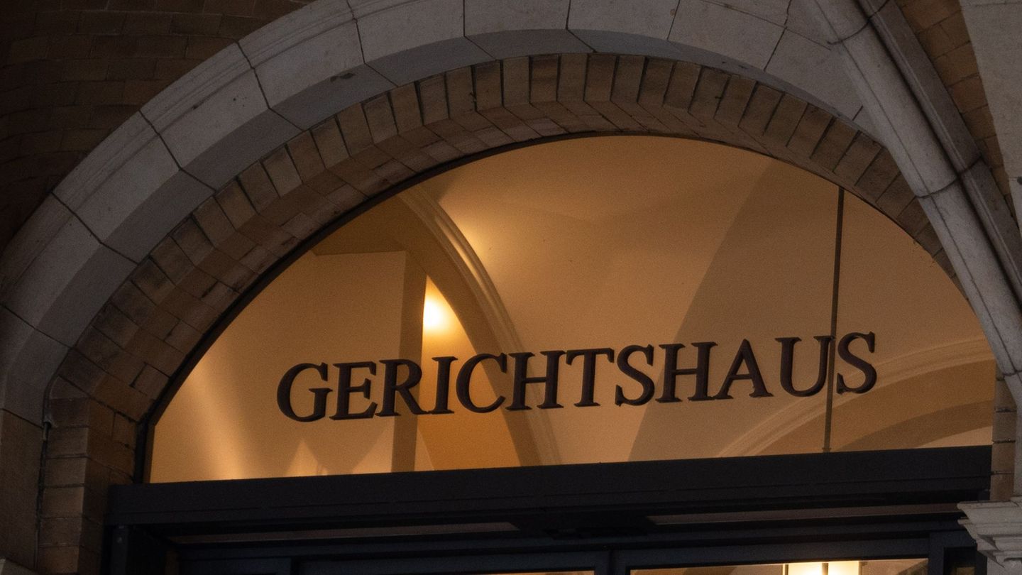 Vor dem Landgericht Bremen ist ein 45-Jähriger verurteilt worden - wegen schwerer Misshandlung von Schutzbefohlenen, Freiheitsbe