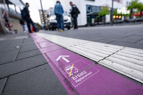 Wegen Bauarbeiten müssen im Frühsommer in Ostwestfalen viele Bahnreisende auf Ersatzbusse umsteigen. (Symbolbild) Foto: Benjamin