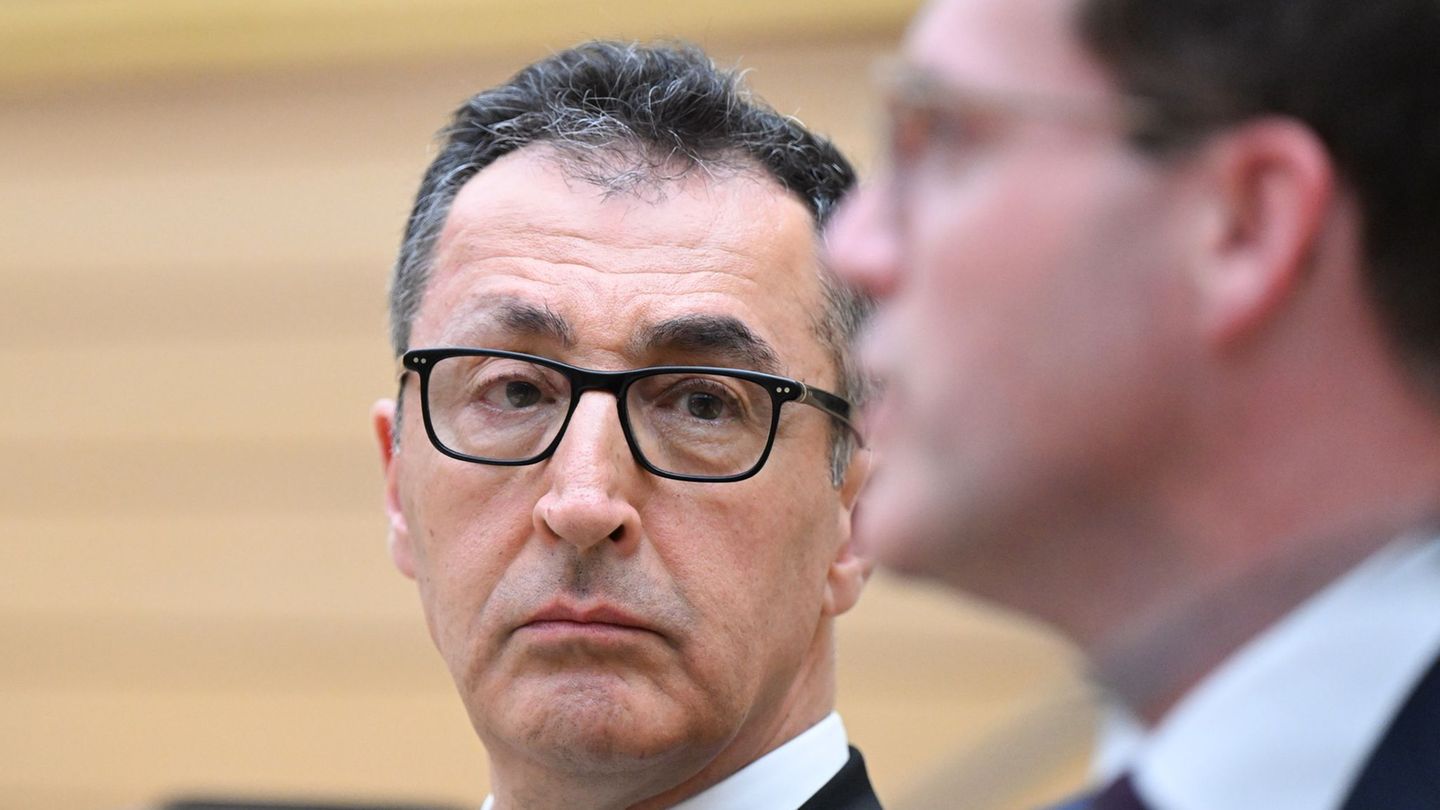 Cem Özdemir will mit Manuel Hagel offizielle Gespräche über eine Regierungszusammenarbeit führen. Foto: Bernd Weißbrod/dpa