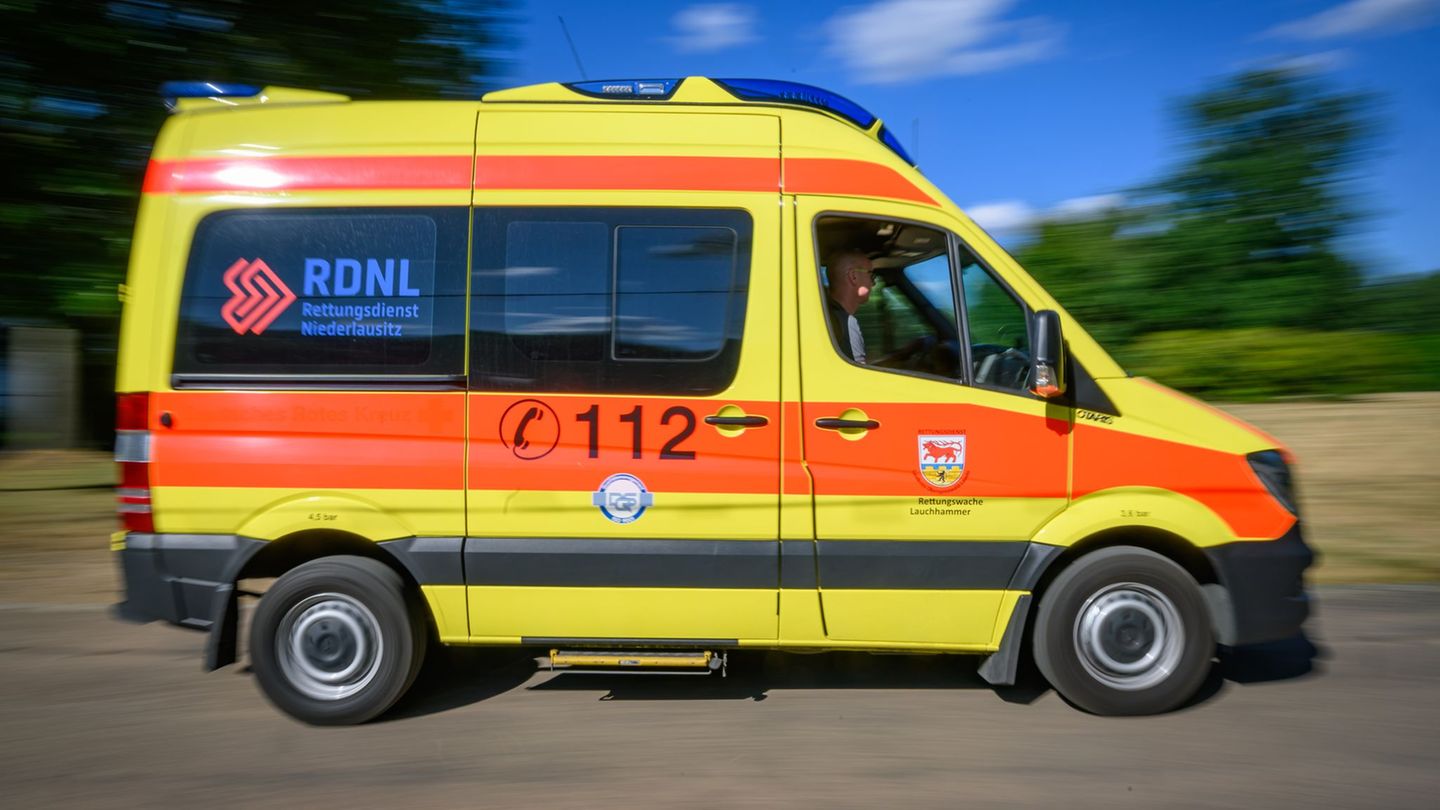 Die Stadt Cottbus erhebt erstmals Gebühren für Rettungsfahrten. (Symbolbild) Foto: Patrick Pleul/dpa