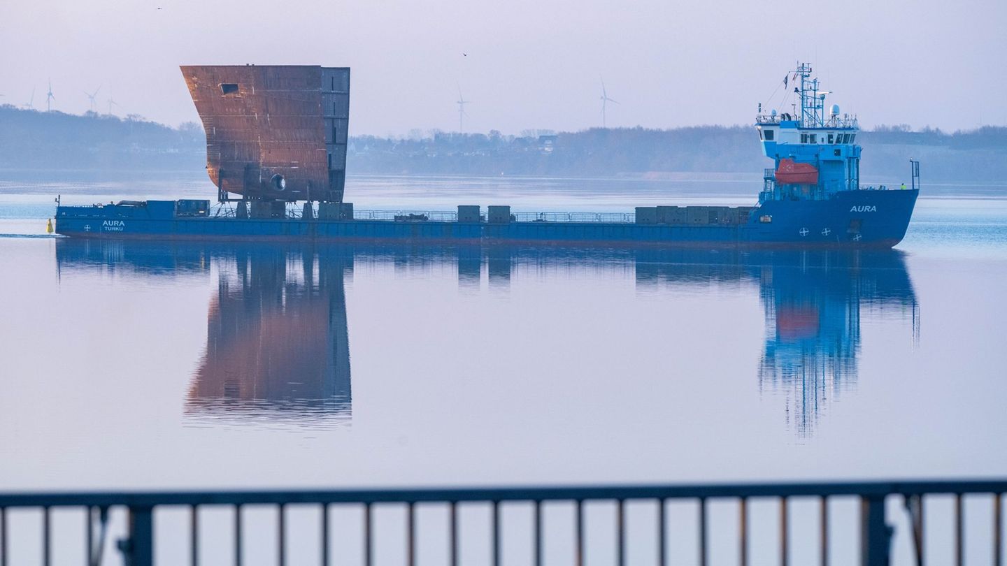 Aus Litauen kam ein großer Block des künftigen Fischereiforschungsschiffes "Walther Herwig" nach Stralsund. Foto: Stefan Sauer/d