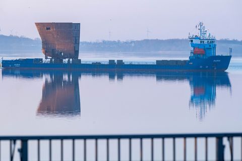 Aus Litauen kam ein großer Block des künftigen Fischereiforschungsschiffes "Walther Herwig" nach Stralsund. Foto: Stefan Sauer/d