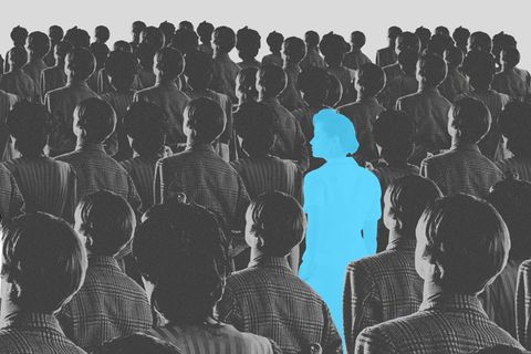 Collage zeigt die vielfache Kopie einer von hinten fotografierten Frau. Mittendrin eine andere Frau, blau hervorgehoben