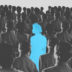 Collage zeigt die vielfache Kopie einer von hinten fotografierten Frau. Mittendrin eine andere Frau, blau hervorgehoben