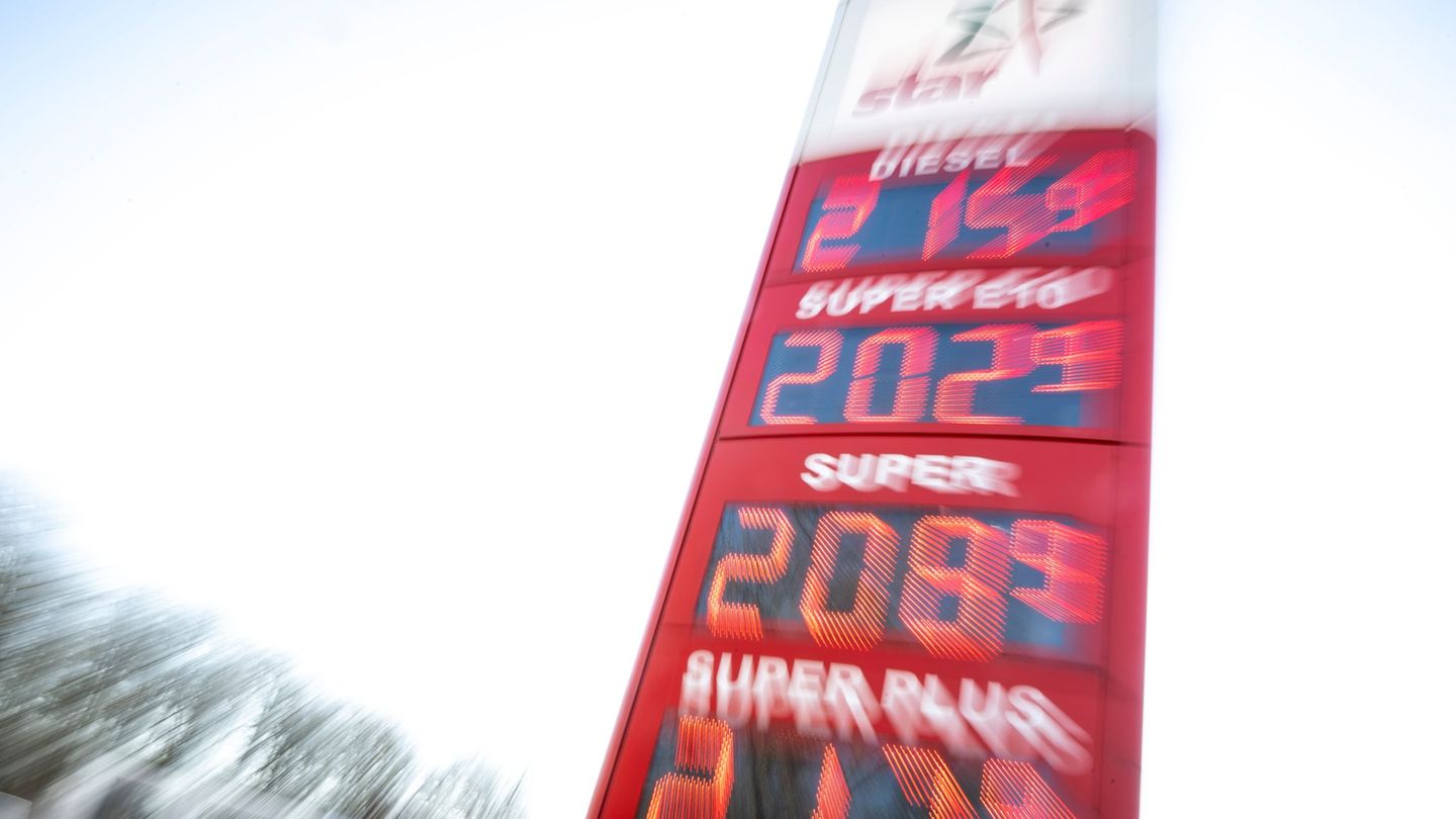 Spritpreise über zwei Euro pro Liter tun auch vielen hessischen Autofahrerinnen und Autofahrern weh. (Archivbild) Foto: Philip D