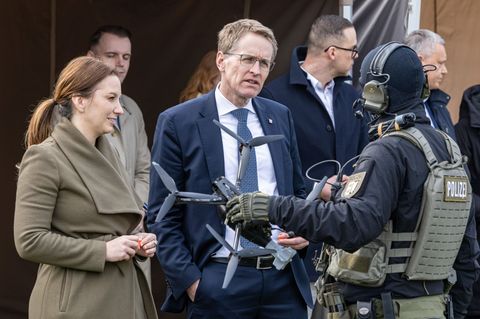 Regierungschef und Innenministerin lassen sich neue Entwicklungen bei der Drohnenabwehr erklären. Foto: Ulrich Perrey/dpa