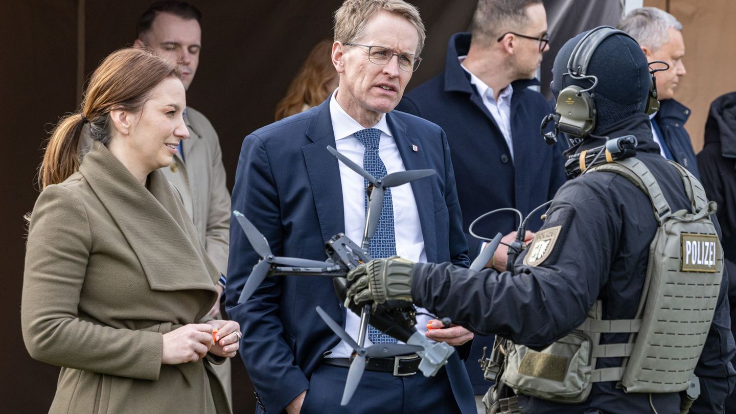 Regierungschef und Innenministerin lassen sich neue Entwicklungen bei der Drohnenabwehr erklären. Foto: Ulrich Perrey/dpa