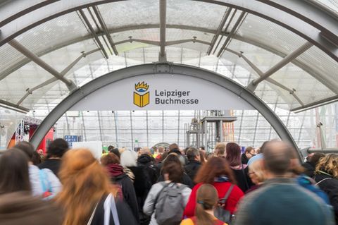 Besucher auf Leipziger Buchmesse