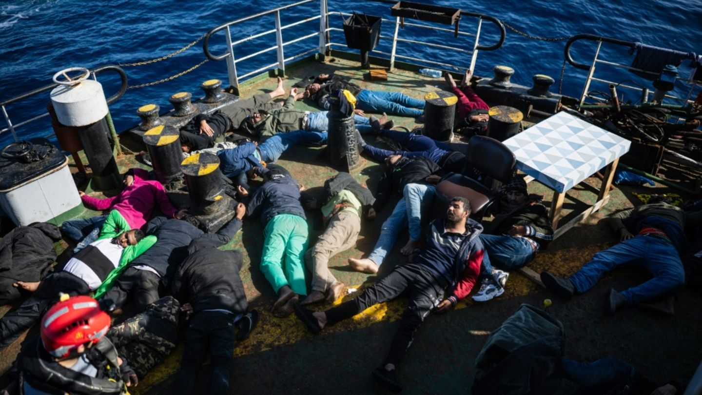 Flüchtlingsboot auf dem Mittelmeer