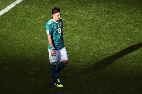 Mesut Özil geht mit gesenktem Kopf übers das Feld nach dem WM-Aus 2018 gegen Südkorea
