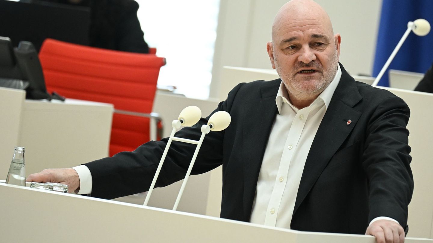 Brandenburgs Verkehrsminister Robert Crumbach (SPD) geht auf eine Entscheidung des Europäischen Gerichtshofs zur Schienenmaut ei