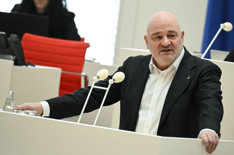 Brandenburgs Verkehrsminister Robert Crumbach (SPD) geht auf eine Entscheidung des Europäischen Gerichtshofs zur Schienenmaut ei