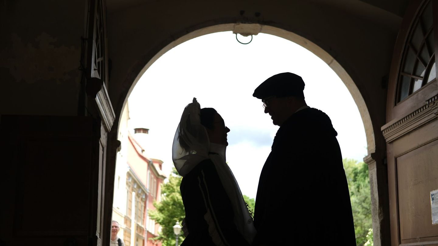 Auch Landrat Christian Tylsch (CDU) ist schon als Martin Luther durch die Stadt gezogen. (Archivbild) Foto: Sebastian Willnow/dp