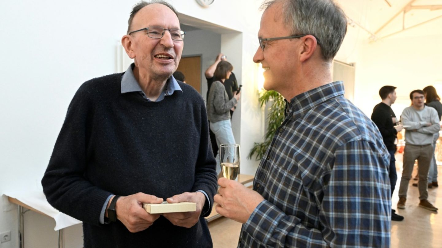 Gerd Faltings (l) feiert den Preis mit Kollegen in Bonn