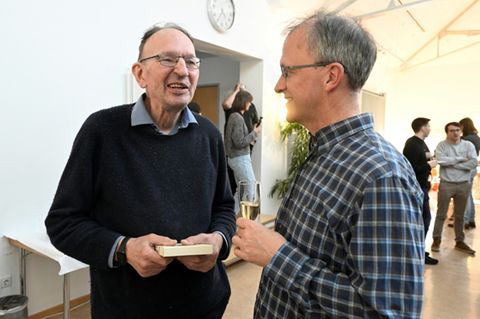 Gerd Faltings (l) feiert den Preis mit Kollegen in Bonn