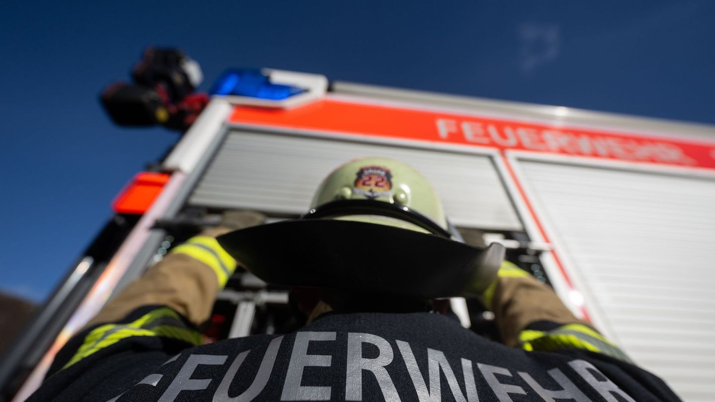 Die Feuerwehr lüftete die Wohnung. (Symbolbild) Foto: Marijan Murat/dpa