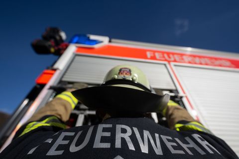 Die Feuerwehr lüftete die Wohnung. (Symbolbild) Foto: Marijan Murat/dpa