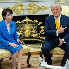 Donald Trump mit Japans Regierungschefin Sanae Takaichi