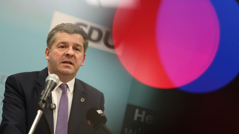 Sven Schulze spricht in ein Mikrofon