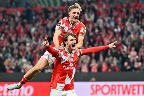 Stefan Posch (unten) sorgte für das umjubelte 1:0 für Mainz. Foto: Torsten Silz/dpa