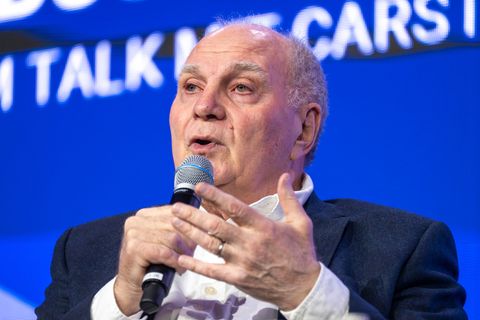 Für Bayerns Ehrenpräsidenten Uli Hoeneß ist der Ausgang im Viertelfinale der Champions League gegen Real Madrid offen. (Archivbi