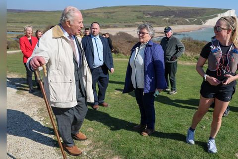 König Charles unterhielt sich mit einer Joggerin.