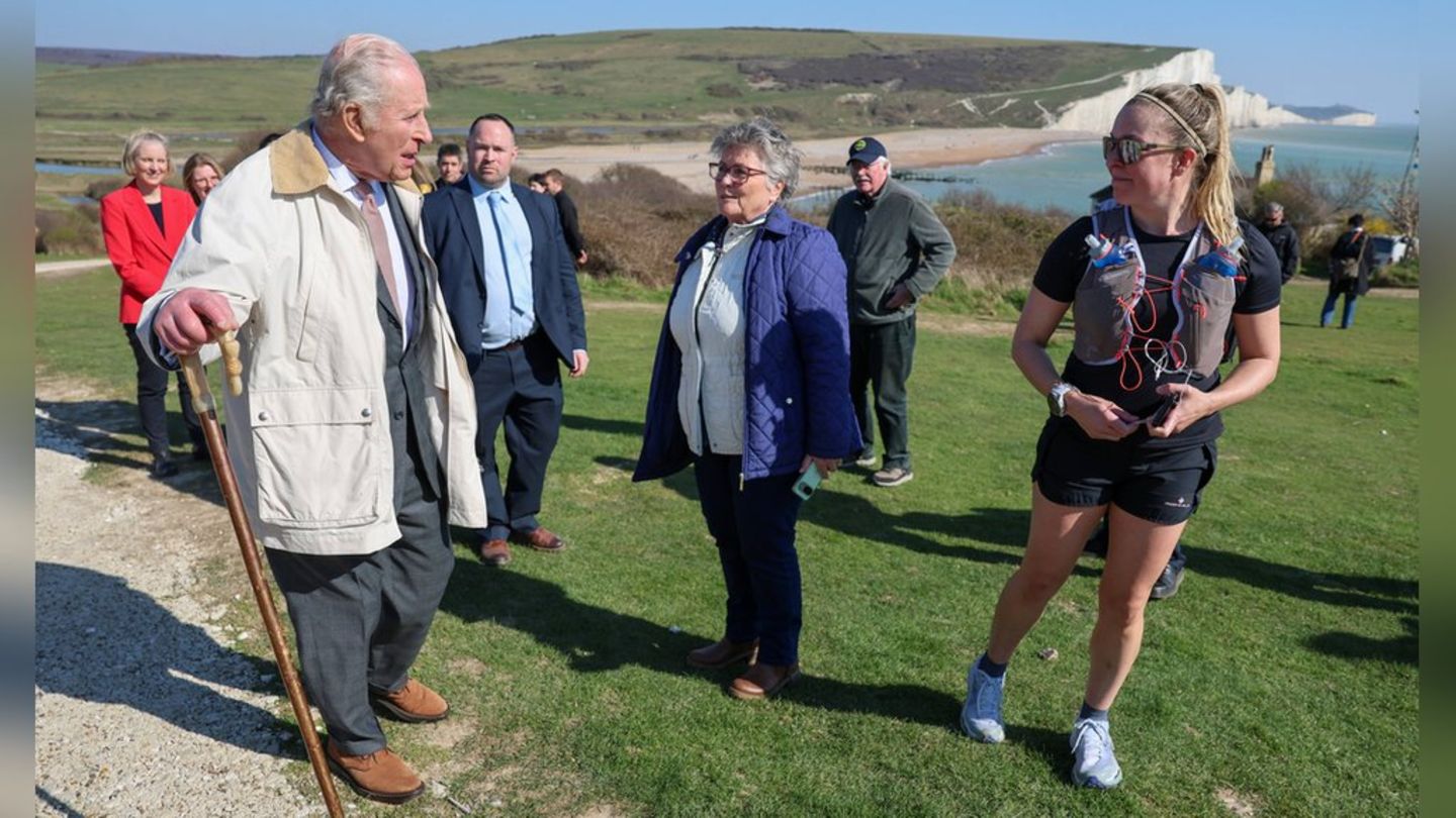 König Charles unterhielt sich mit einer Joggerin.