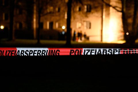 Polizisten fanden die leblose Frau. Foto: Felix Hörhager/dpa