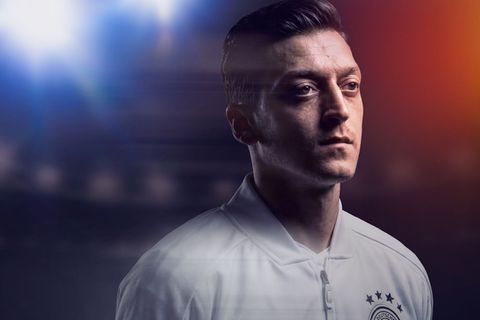 Mesut Özil, Fußball-Idol und deutscher Weltmeister von 2014, hat seine Karriere mittlerweile beendet. Erst wurde der elegante Spielmacher von den Deutschen verehrt. Er bekam sogar einen Bambi für Integration. Nach einem Foto mit dem türkischen Präsidenten Erdoğan kippte das Verhältnis Deutschland-Özil in gegenseitige Entfremdung. Was ist passiert?