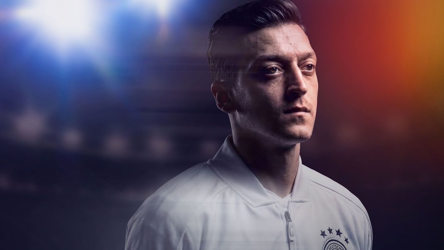 Mesut Özil, Fußball-Idol und deutscher Weltmeister von 2014, hat seine Karriere mittlerweile beendet. Erst wurde der elegante Spielmacher von den Deutschen verehrt. Er bekam sogar einen Bambi für Integration. Nach einem Foto mit dem türkischen Präsidenten Erdoğan kippte das Verhältnis Deutschland-Özil in gegenseitige Entfremdung. Was ist passiert?
