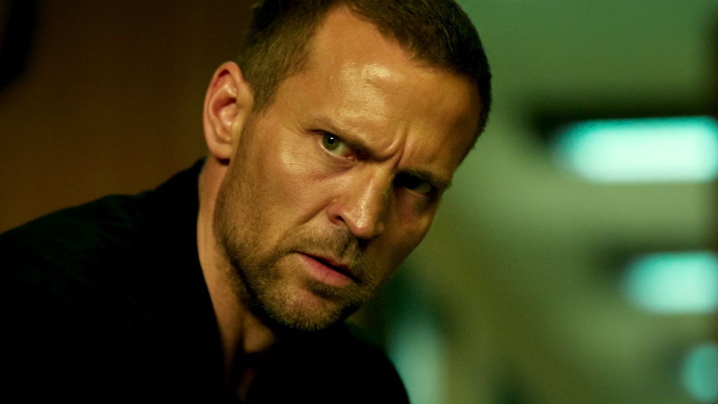 Tobias Santelmann spielt den norwegischen Kultdetektiv und gleichnamigen Romanhelden in der Netflix-Serie "Jo Nesbø's Harry Hole". Alle neun Folgen der ersten Staffel veröffentlicht der Streamer am 26. März 2026.