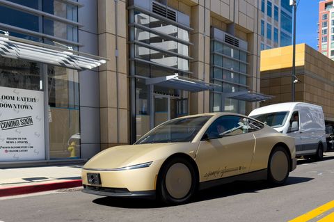 Auch Teslas geplantes Robotaxi ohne Lenkrad und Pedale soll nur mit Kameras als Sensoren auskommen. (Archivbild) Foto: Andrej So