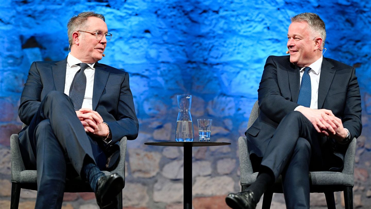 Alexander Schweitzer (l), rheinland-pfälzischer Ministerpräsident und SPD-Spitzenkandidat bei der Landtagswahl, und sein Herausf