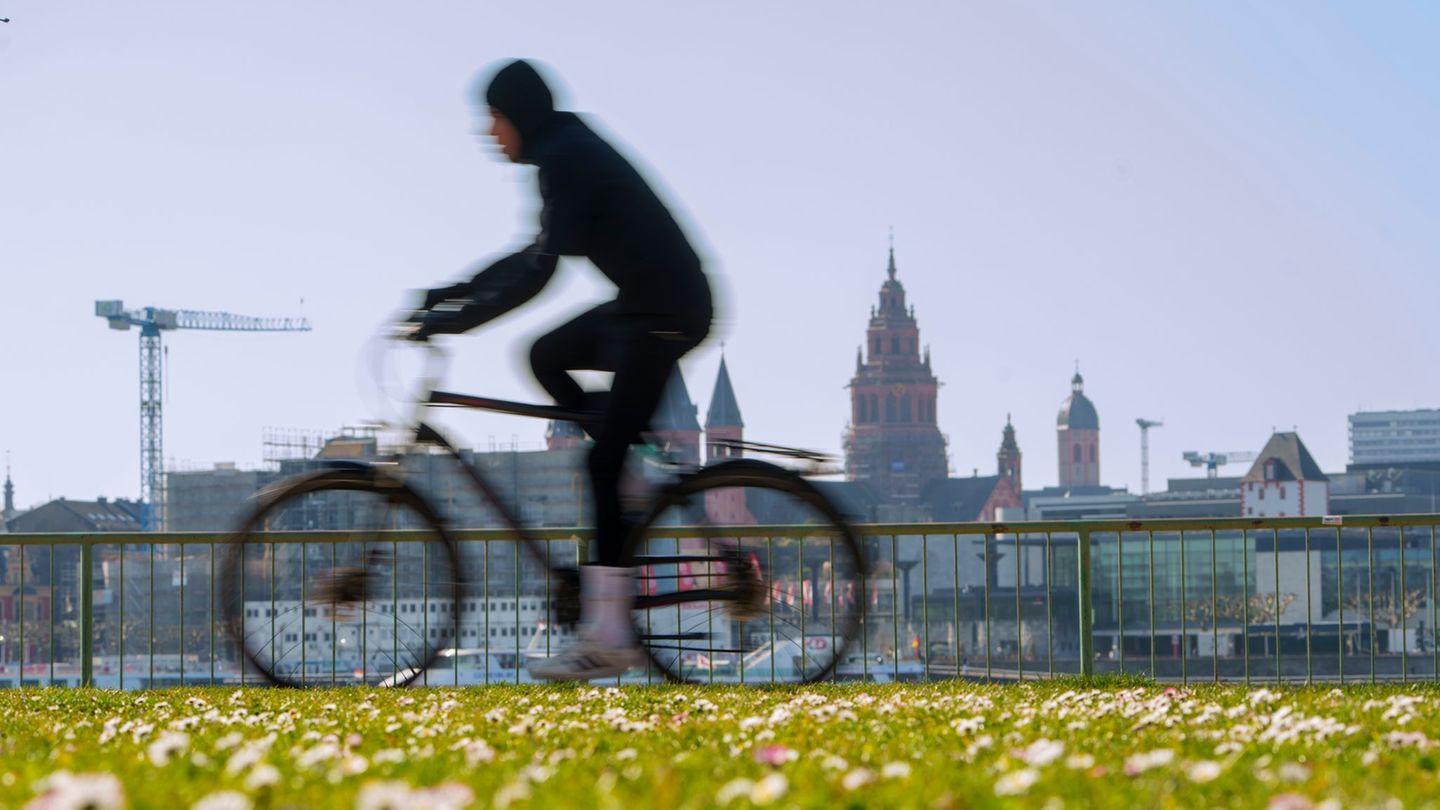 Bei angenehmen Temperaturen macht das Fahrradfahren wieder richtig Spaß. (Archivbild) Foto: Andreas Arnold/dpa